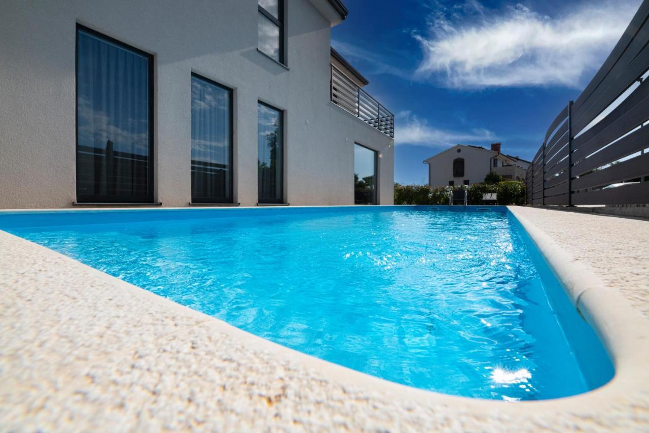 Marcante Family With A Pool *